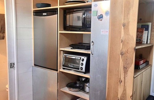 Montavilla Cabine | Secluded, Cabin-Like Tiny Home In Beautiful Montavilla!