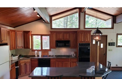 Finesville Maison | Secluded Chalet Waterfront Pohatcong 1 hr to NYC