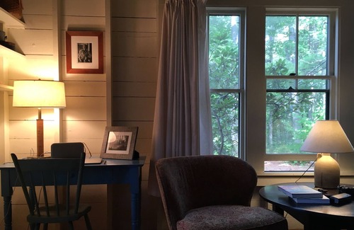 Raymond Maison | Secluded Classic Lakefront Cottage