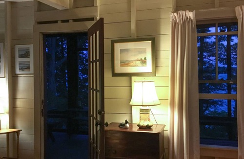 Raymond Maison | Secluded Classic Lakefront Cottage