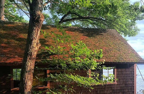 Raymond Maison | Secluded Classic Lakefront Cottage