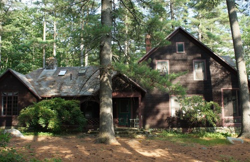 Raymond Maison | Secluded Classic Lakefront Cottage