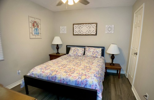 Hillister Cottage | Secluded Cottage with Lake and Park Access - Limo Golf Cart, Boat, and Hot Tub!