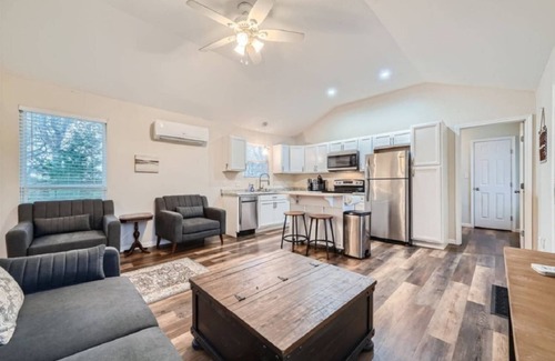 Cedar Creek Maison | Secluded Country Home on 15 Acres with BBQ. Close to COTA and Airport.
