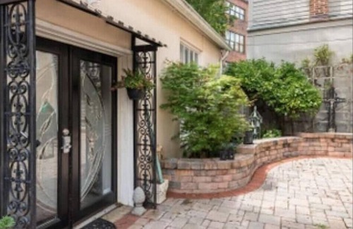 Historic District Cottage | Secluded Cozy Cottage in Historic Downtown