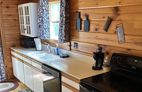 Huntington Cabine | Secluded cozy mountain cottage attached to main house garage !! 150 mile view!!