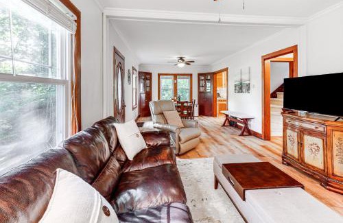 Crown Point Maison | Secluded Crown Point Haven Near Golfing and Parks!