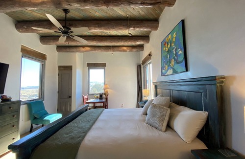 Youngsville Lit Et Petit-Déjeuner | Secluded Desert Oasis: Luxurious Inn-Abiquiu Lake Views-Daily Gourmet Breakfast.