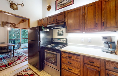 Mount Hood Village Cabine | Secluded dog-friendly cabin with two fireplaces, washer/dryer, deck & firepit