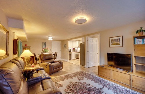 Elizabeth Appartement | Secluded Elizabeth Apt on 3 Acres: Pets Welcome!