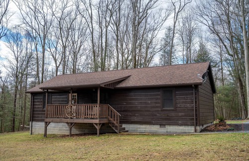 Mt Lookout Maison | Secluded-Hot Tub-Fire Pit-Fiber internet-Near the Gorge & Parks-Pet Friendly