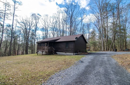 Mt Lookout Maison | Secluded-Hot Tub-Fire Pit-Fiber internet-Near the Gorge & Parks-Pet Friendly