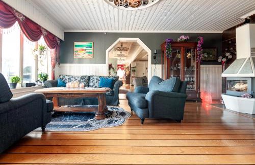Valberg Villa | Secluded house in Lofoten-Private swimming pool!