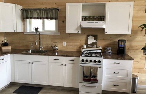 Bridge Lake Maison | Secluded lakefront Cabin