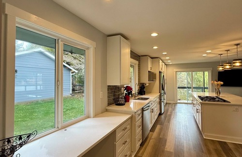 Covington Maison | ~Secluded Lakehouse Getaway~30 Mins from SEATAC! Renovated, Clean, Fam-Friendly!