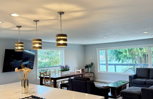 Covington Maison | ~Secluded Lakehouse Getaway~30 Mins from SEATAC! Renovated, Clean, Fam-Friendly!