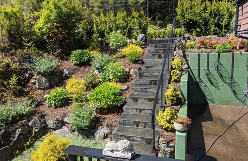 Sultan Appartement | Secluded lodge apt with hot tub in Cascade Mtn foothills Sultan Wash. Sleeps 4.