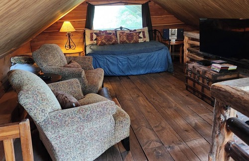 Brenham Cabine | Secluded Log Cabin with Hot Tub at Scenic Hill Retreat