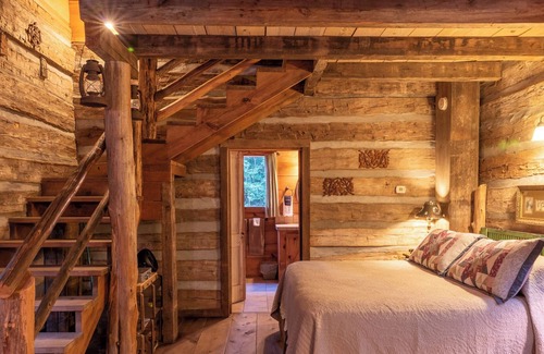 Brenham Cabine | Secluded Log Cabin with Hot Tub at Scenic Hill Retreat