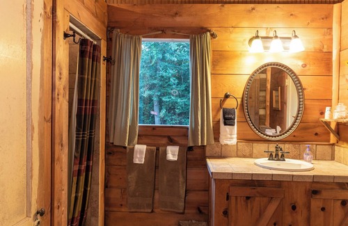 Brenham Cabine | Secluded Log Cabin with Hot Tub at Scenic Hill Retreat