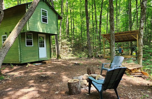 Clear Lake Cabine | Secluded Muskoka Glamping Cabin with Private Lake & Trails