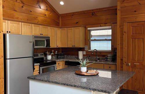 Flat Hollow Marina Maison | Secluded No Wake Cove - Private Covered Dock-Screened Porch-Kayaks
