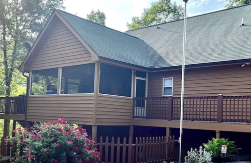 Flat Hollow Marina Maison | Secluded No Wake Cove - Private Covered Dock-Screened Porch-Kayaks