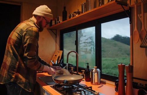 Gloucester Tops Maison | Secluded Off-Grid Cabin Valley View - Pet Friendly - Sufjan