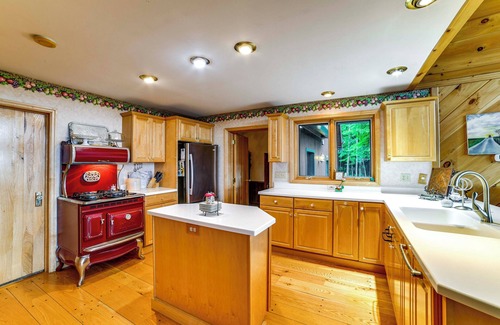 Oxford Cabine | Secluded Oxford Cabin on 75 Acres: Sunset Views!