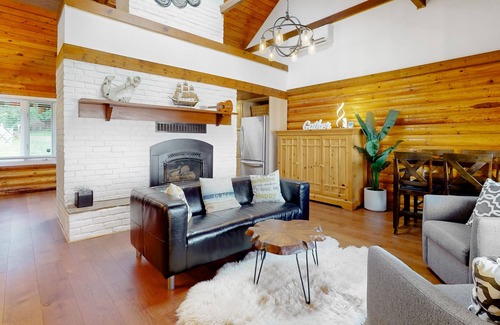 Blaine Cabine | Secluded, peaceful waterfront cabin with furnished patio & full kitchen