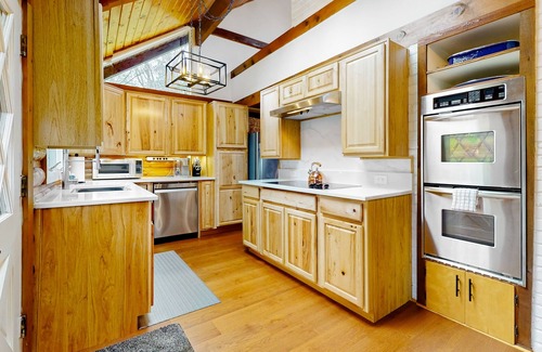Blaine Cabine | Secluded, peaceful waterfront cabin with furnished patio & full kitchen