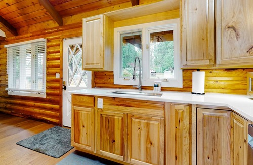 Blaine Cabine | Secluded, peaceful waterfront cabin with furnished patio & full kitchen