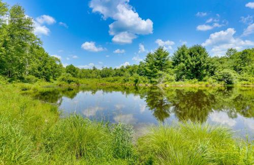 East Stroudsburg Maison | Secluded Poconos Cabin 75 Acres and Fire Pit!