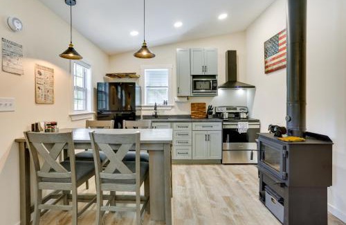 East Stroudsburg Maison | Secluded Poconos Cabin 75 Acres and Fire Pit!