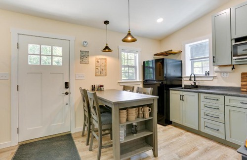 East Stroudsburg Maison | Secluded Poconos Cabin 75 Acres and Fire Pit!