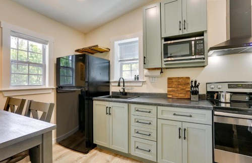 East Stroudsburg Maison | Secluded Poconos Cabin 75 Acres and Fire Pit!