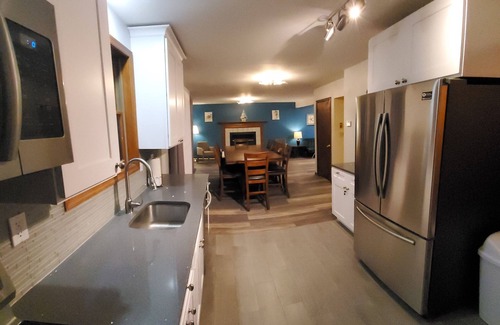 Jonas Maison | Isolé. Privé. Bassin. Chambre à vapeur. Jacuzzi Wifi