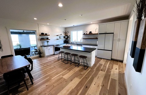 Dubuque County Maison | Secluded Retreat ~ Indoor Pool ~ Close To Sundown Mountain ~ Hot Tub / Sauna!