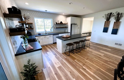 Dubuque County Maison | Secluded Retreat ~ Indoor Pool ~ Close To Sundown Mountain ~ Hot Tub / Sauna!