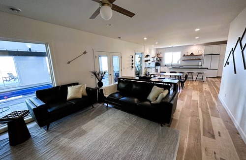 Dubuque County Maison | Secluded Retreat ~ Indoor Pool ~ Close To Sundown Mountain ~ Hot Tub / Sauna!
