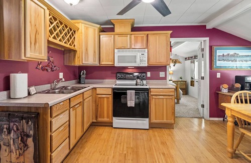 Paradise Estates Cabine | Secluded River Front Cabin @ Mt Rainier w/ Hot Tub