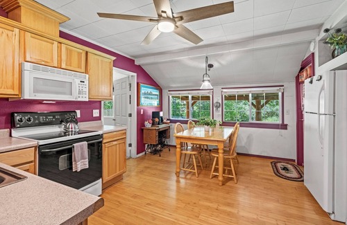 Paradise Estates Cabine | Secluded River Front Cabin @ Mt Rainier w/ Hot Tub