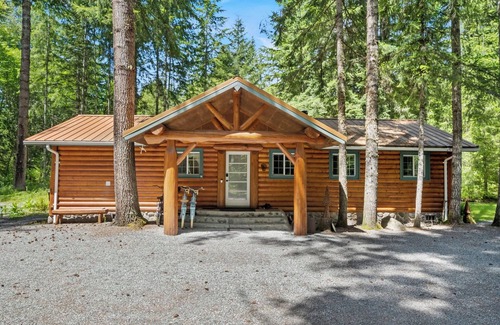 Paradise Estates Cabine | Secluded River Front Cabin @ Mt Rainier w/ Hot Tub