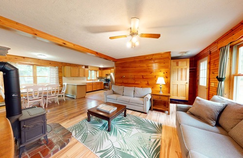 Hiram Maison | Secluded riverfront property with fast WiFi, kayak & wood stove - dog-friendly