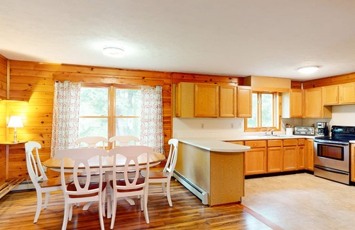 Hiram Maison | Secluded riverfront property with fast WiFi, kayak & wood stove - dog-friendly