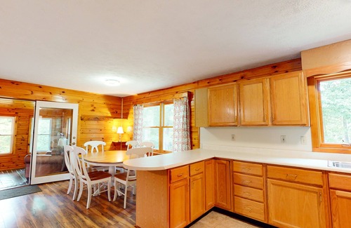 Hiram Maison | Secluded riverfront property with fast WiFi, kayak & wood stove - dog-friendly