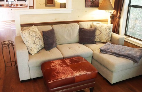 Brenham Cabine | Secluded Romantic Oasis Cabin with Private Hot Tub at Scenic Hill Retreat