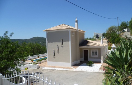 Apra Villa | Villa rurale isolée avec piscine privée et belles vues