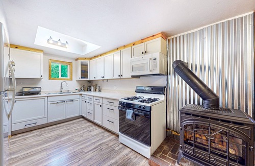 Bellingham Maison | Secluded, single-level getaway with a large yard, gas fireplace, & dog friendly