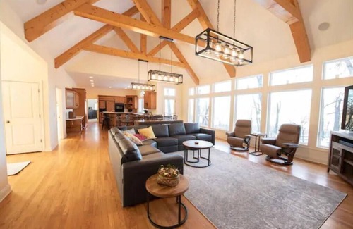 Blaine Maison | Secluded Spa-cious Retreat 11+3